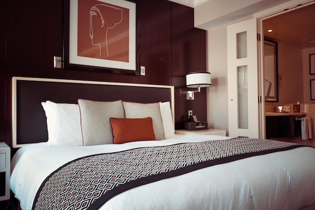 brown-bedroom-with-neutral-accents